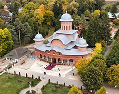 Safira Tours travel gallery — Muslim travelers exploring heritage landmarks